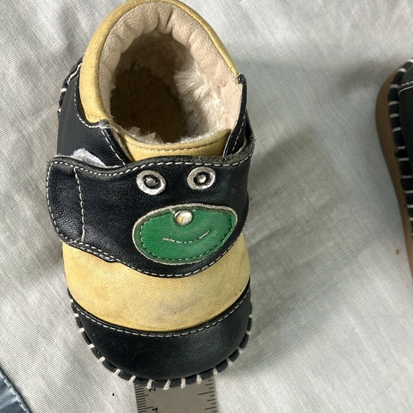 Baby size 14 leather cozy fuzzy lined Velcro tie shoes with rubber sole - Picture 14 of 15